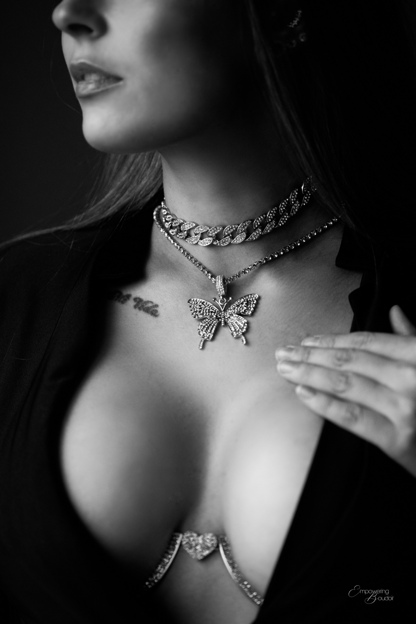 Close-up van een vrouw met een ketting en een zwarte blazer
