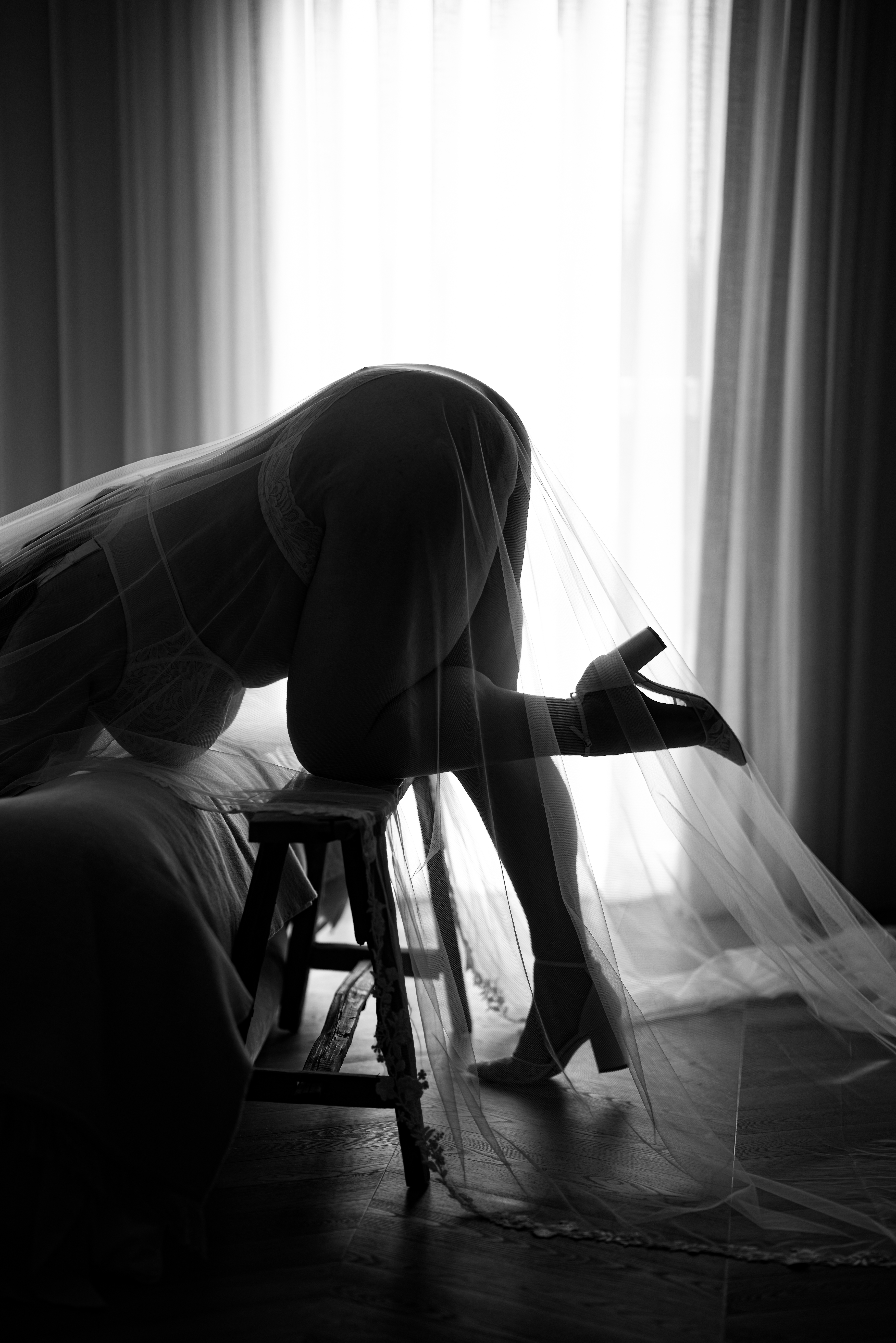 Silhouet van een vrouw in tegenlicht